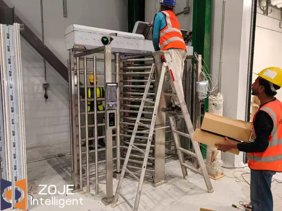 Miért válassza a ZOJE teljes magasságú forgóajtót? A szaúd-arábiai projekt esettanulmánya