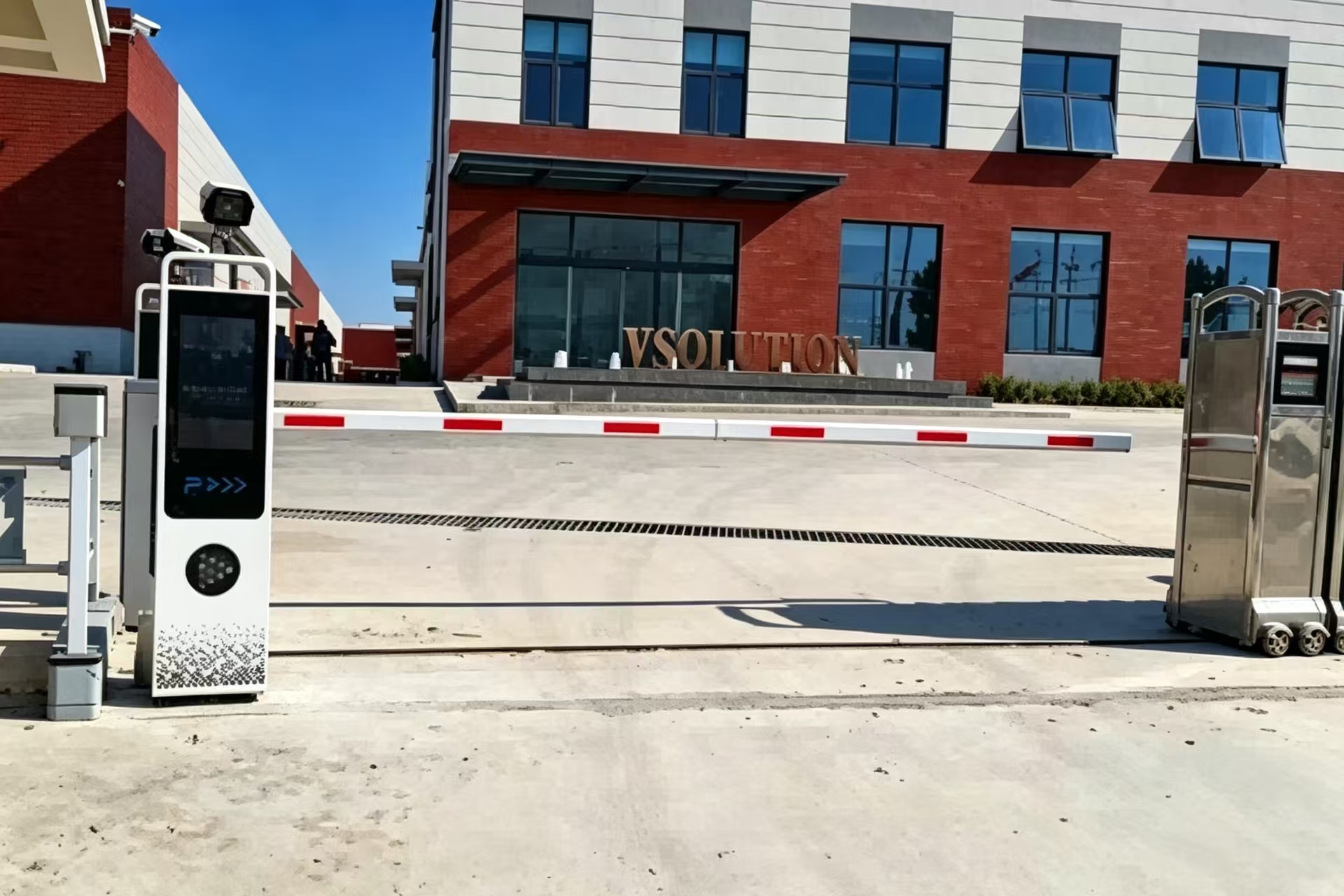 Belefáradt a szerver összeomlása a kapunál? Ismerje meg a ZOJE ANPR kameráját